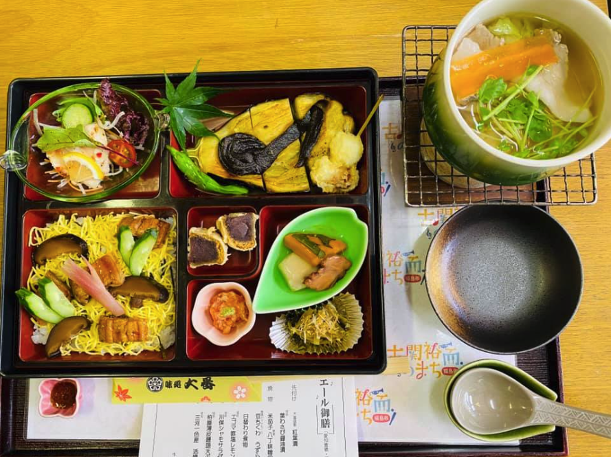 二つの土地の食材をふんだんに使ったエール御膳は2500円(税別)。「御山本店」と「竹林亭」で食べることができる。
