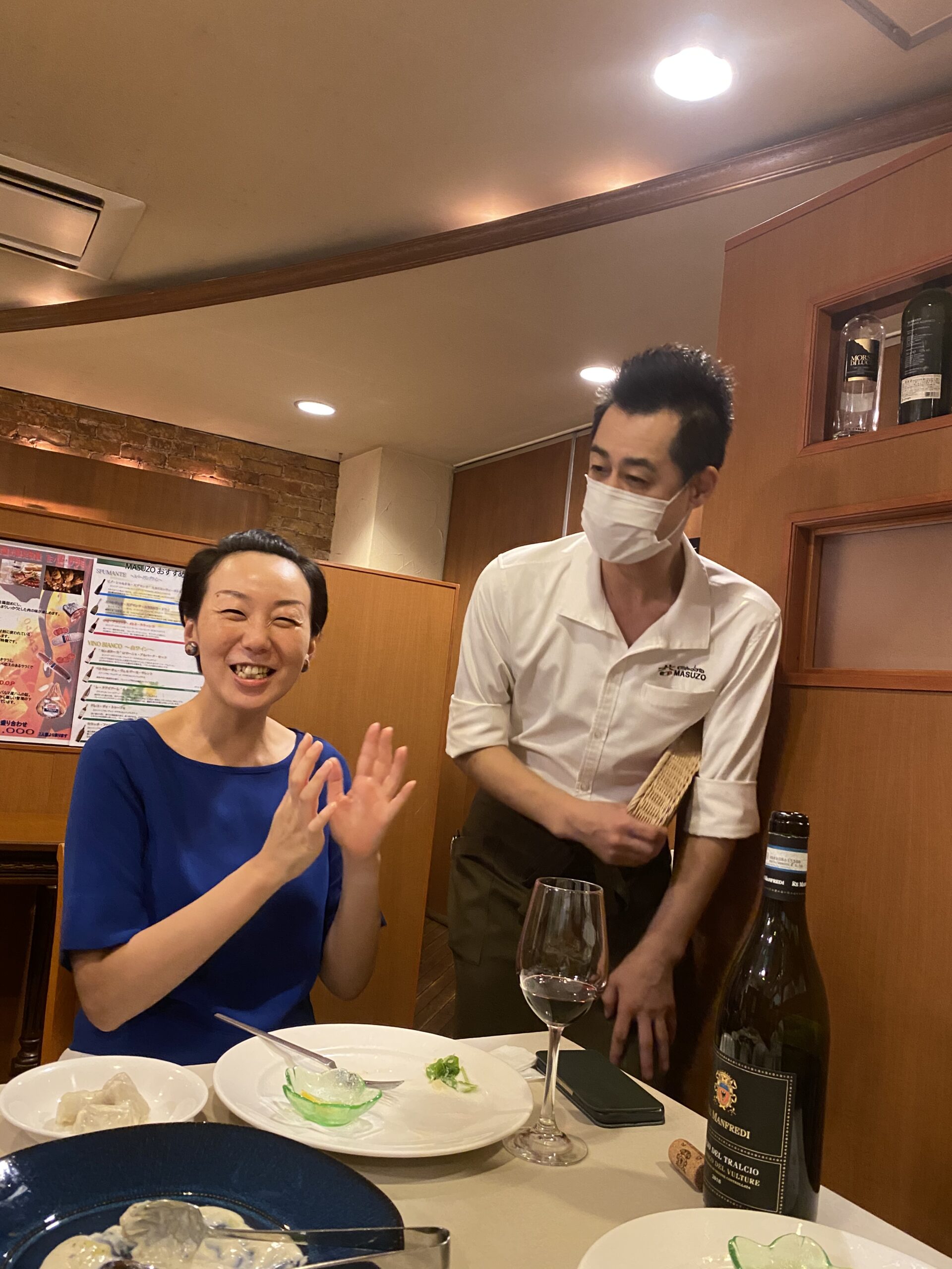 益蔵 オーナーの大澤益三さん(右)とフリーランスとして参画した三廻部(左) 益蔵の皆さんの、明るく前向きで意欲的な姿勢があったからこそ生まれた新メニュー。
