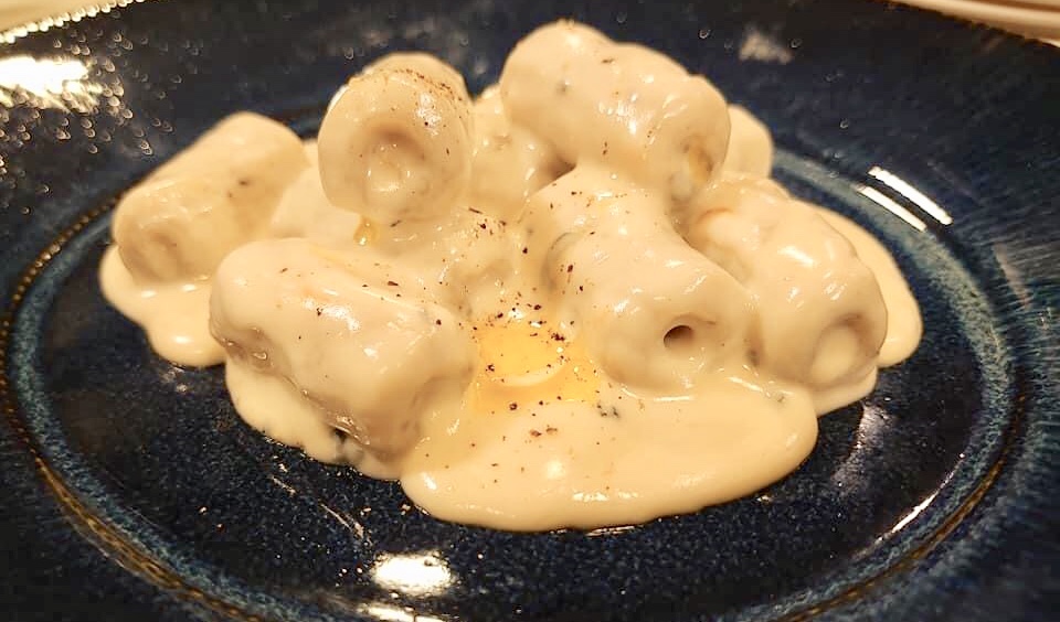黒胡椒豆ちくわ×ゴルゴンゾーラのおつまみ。さっそく人気メニューに!
