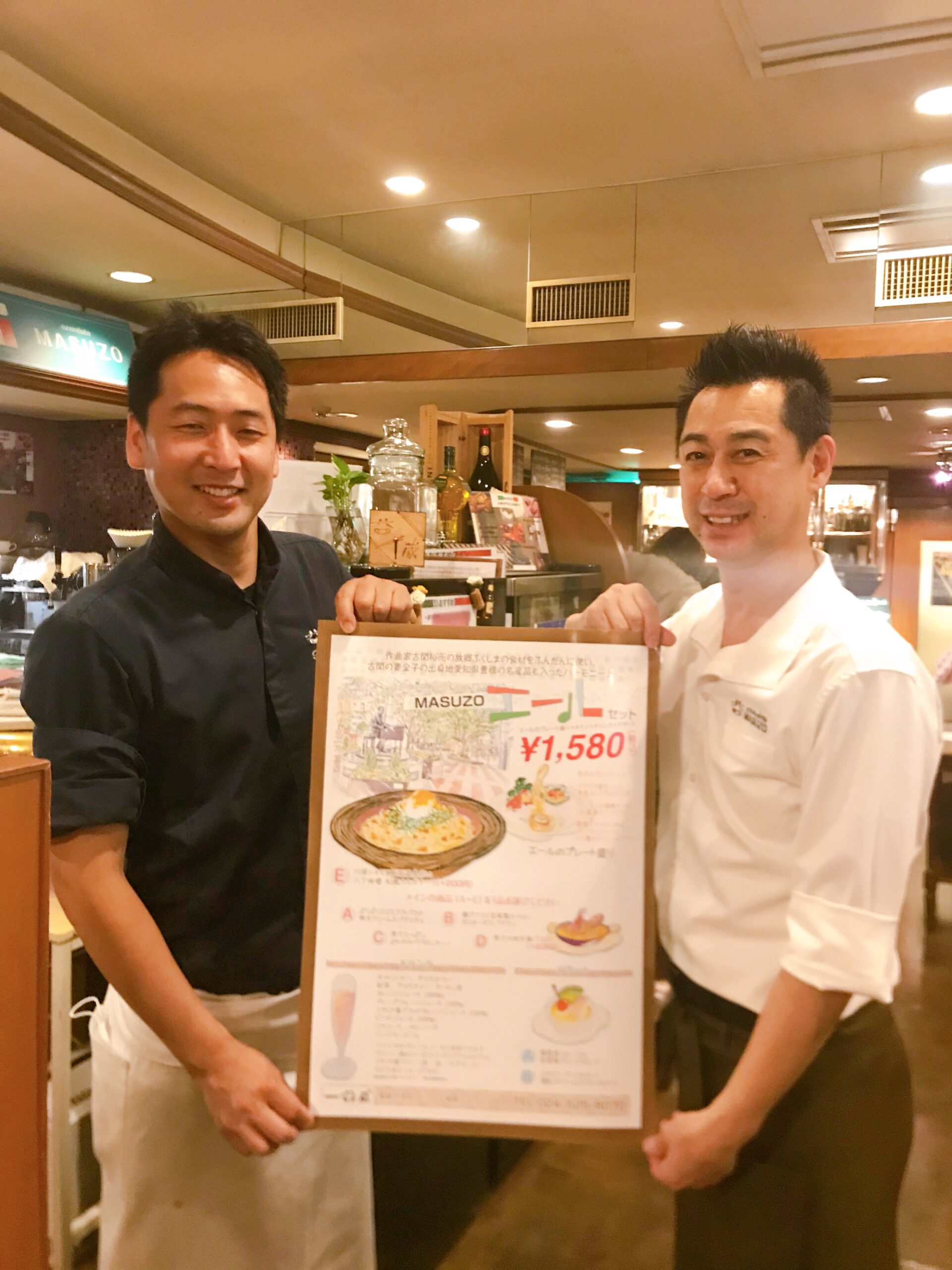 大澤オーナーを中心に、明るく元気な益蔵スタッフが笑顔でお迎えします!