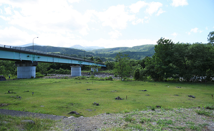 近くには荒川が流れていて、広々とした河川敷がキャンプ場