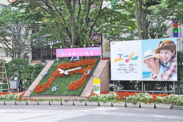 駅前広場の花時計も「エール」仕様に。音符の模様に花が植えられています