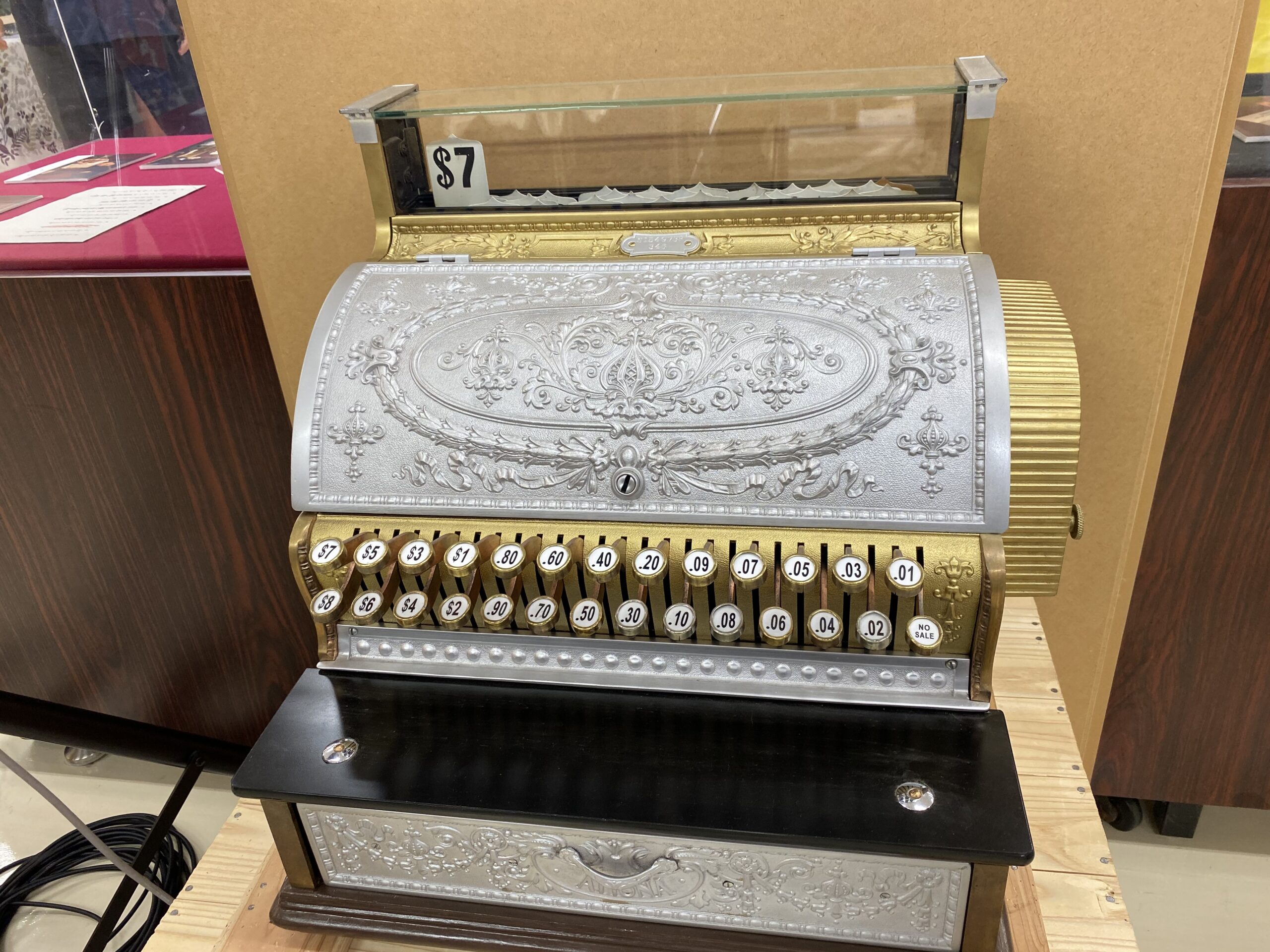 撮影で使用したレジスター。唐沢寿明さん演じるお父さんが息子の誕生を喜ぶ声がよみがえるよう。