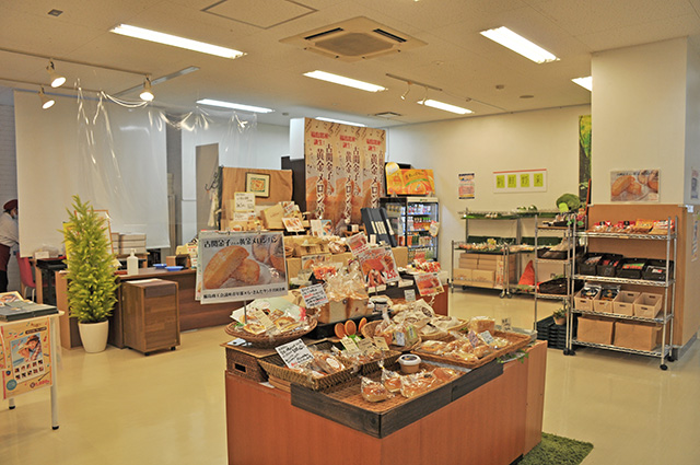 「黄金メロンパン」は1個250円(税込)。展示スペース隣のショップで購入可能。