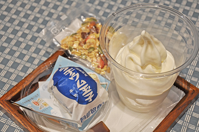 「ラジウム玉子」をソフトクリームに混ぜるとカスタードクリームのような味わいに。