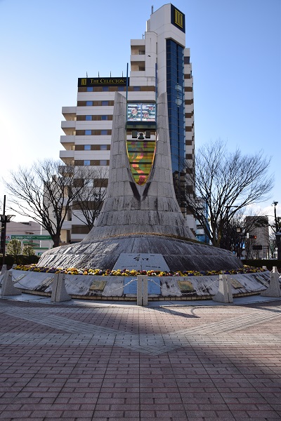 JR福島駅西口駅前広場モニュメント3(縦)
