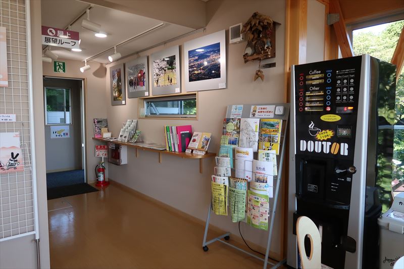 店内から見た入口