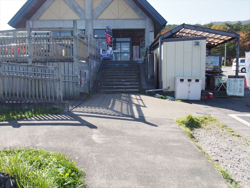 建物正面向かって左側に木製スロープあり
