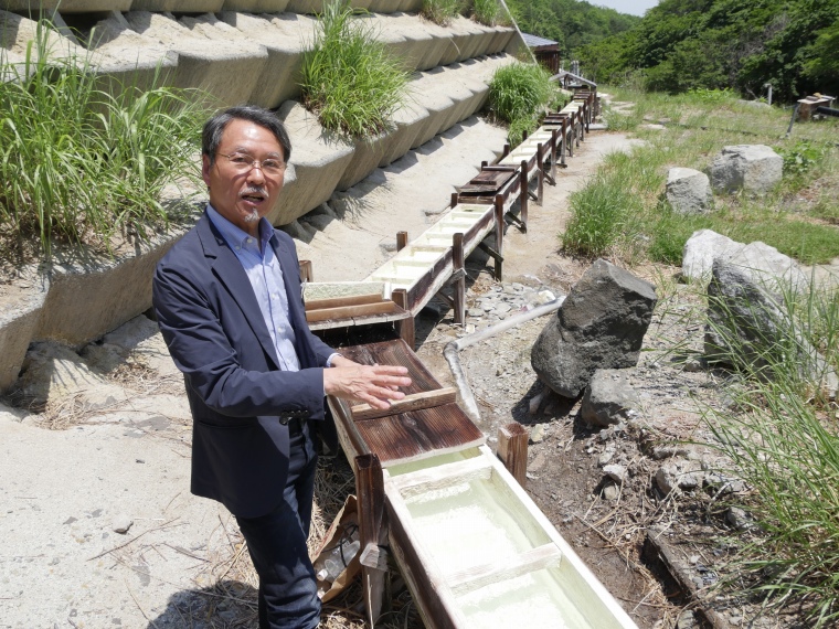 昔ながらの湯樋（ゆどい）を使って浴槽まで引き湯している