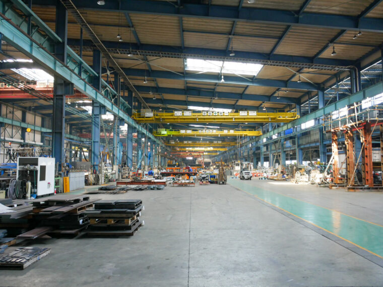広い工場内では海外向けの機関車や大型クレーンなどを製造中