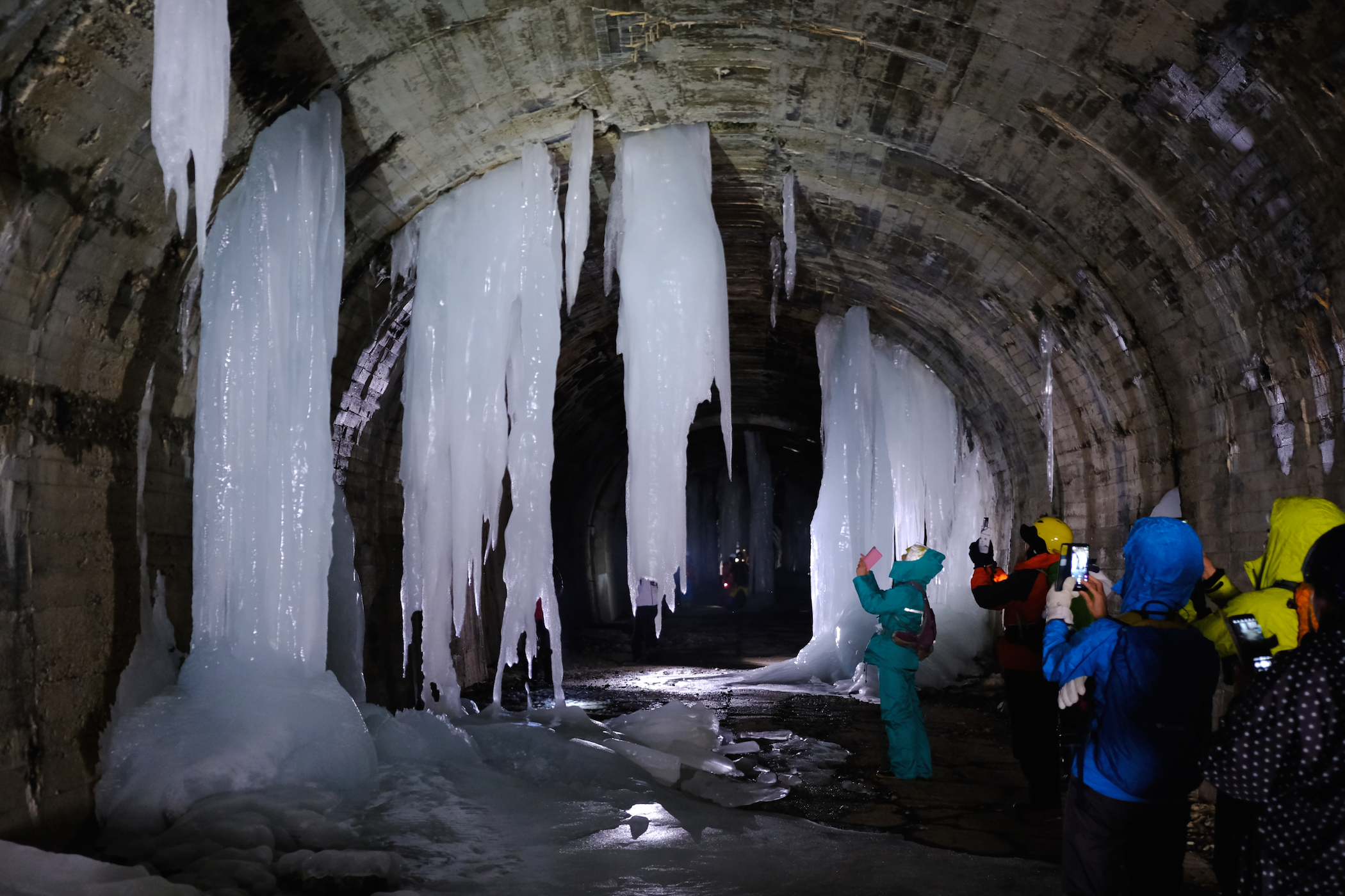 廃トンネル内に冬だけ現れる「氷の神殿」を見に行ってきました！