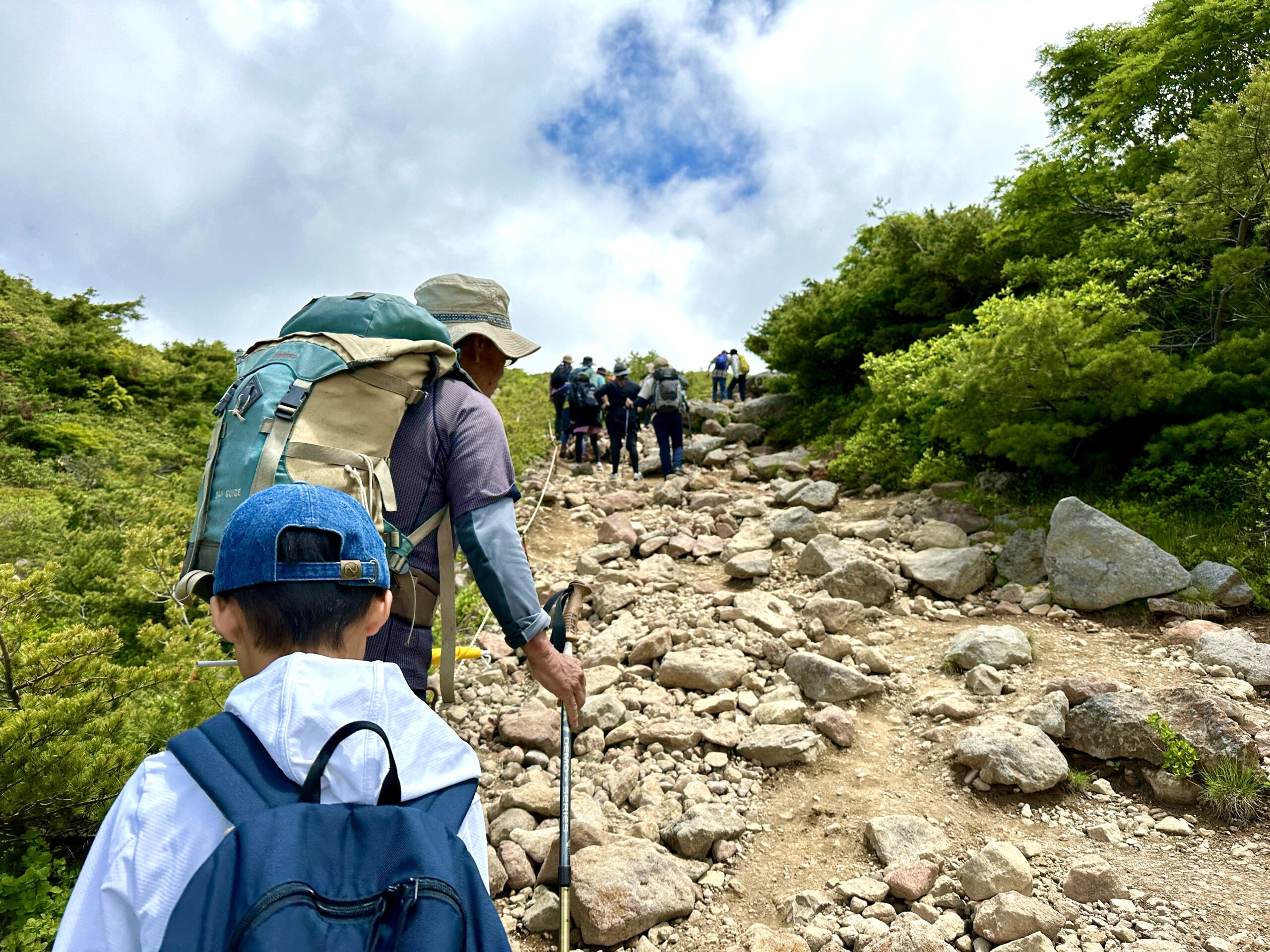 急勾配のザレ道