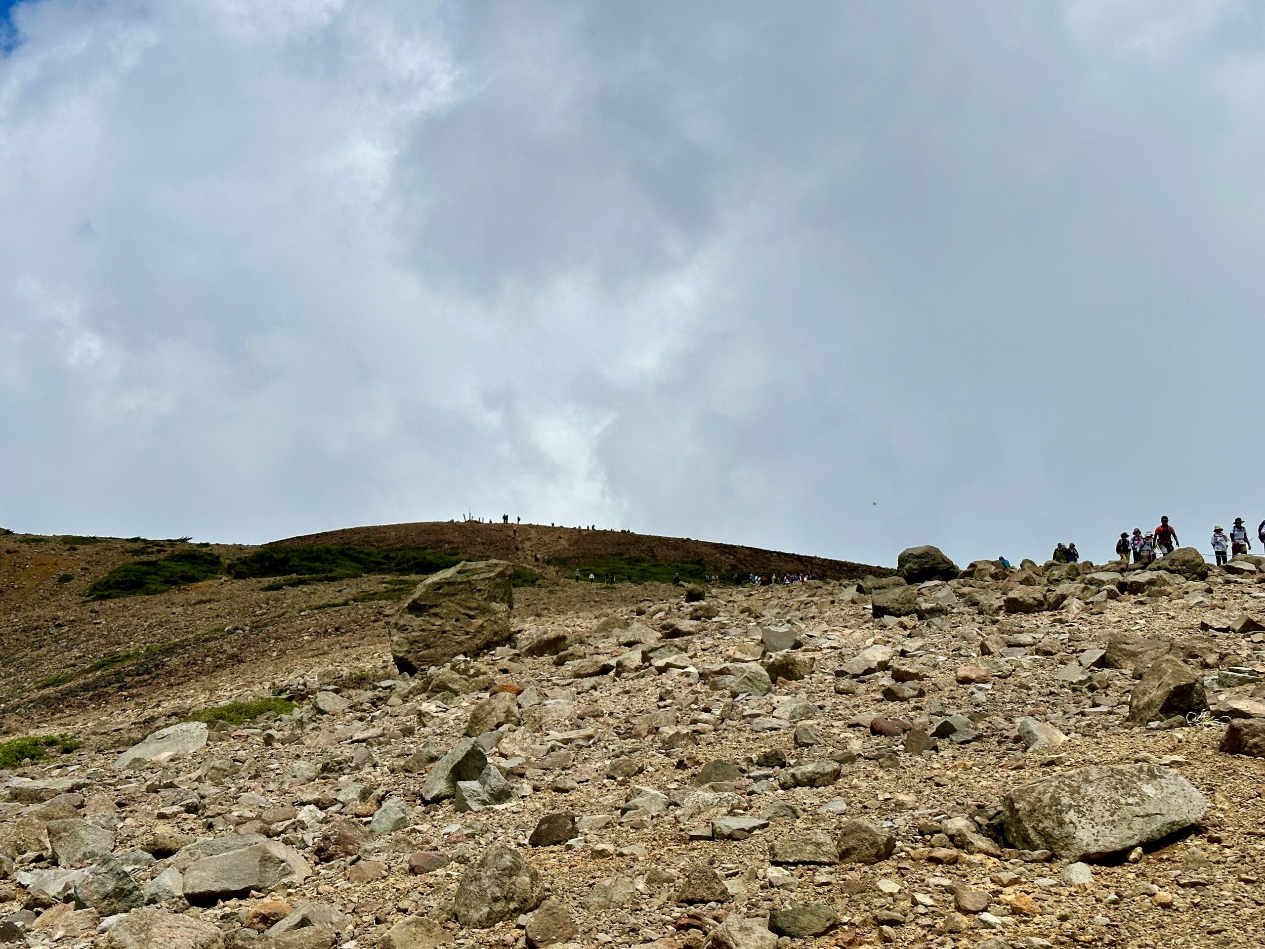 遠方に見えてる山頂