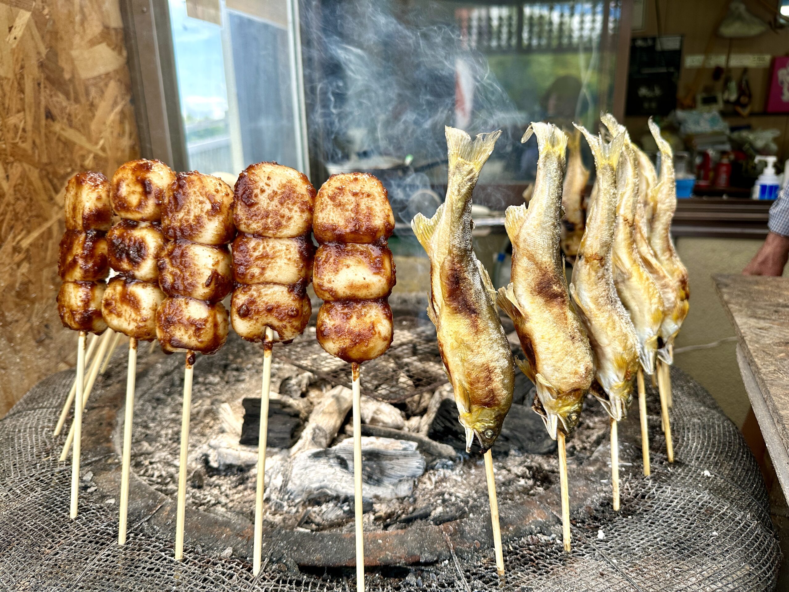 あゆの塩焼き税込500円／串団子税込300円