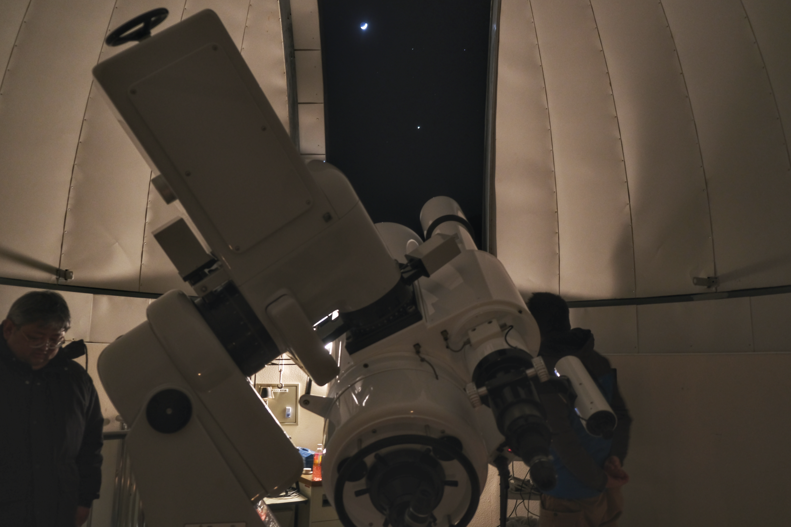 口径40cmの望遠鏡を金星に向ける