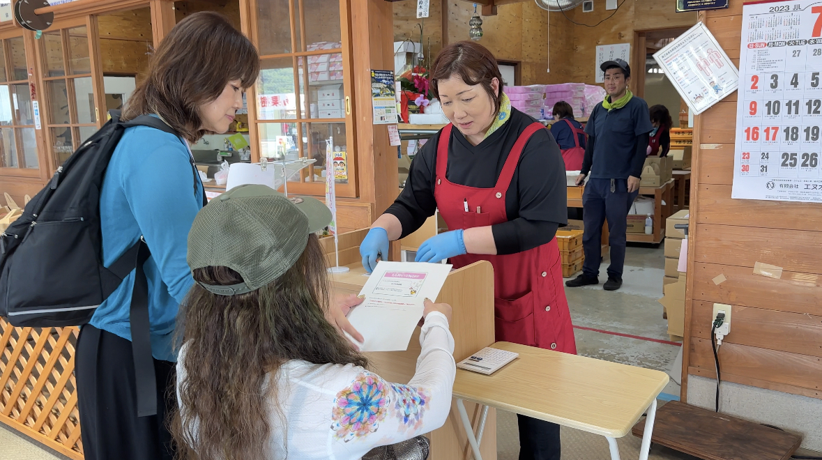 印刷した割引券を受付時にスタッフの方に渡しましょう