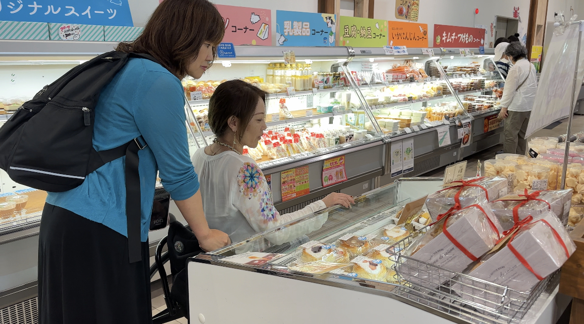 道の駅ふくしまでお買い物を楽しむお二人