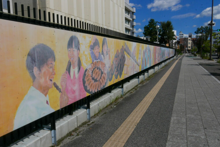 東北電力前のフェンスの福島をモチーフにしたアート作品