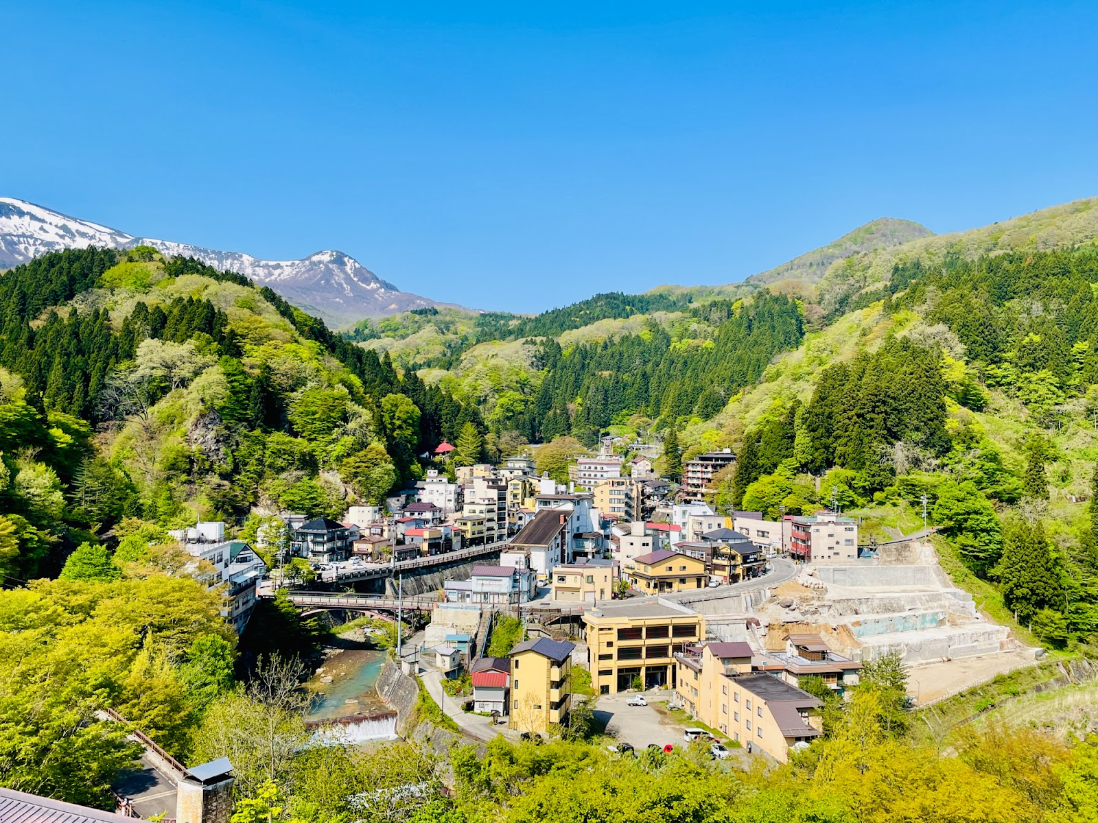 快晴の土湯温泉町（株式会社元気アップつちゆ提供）