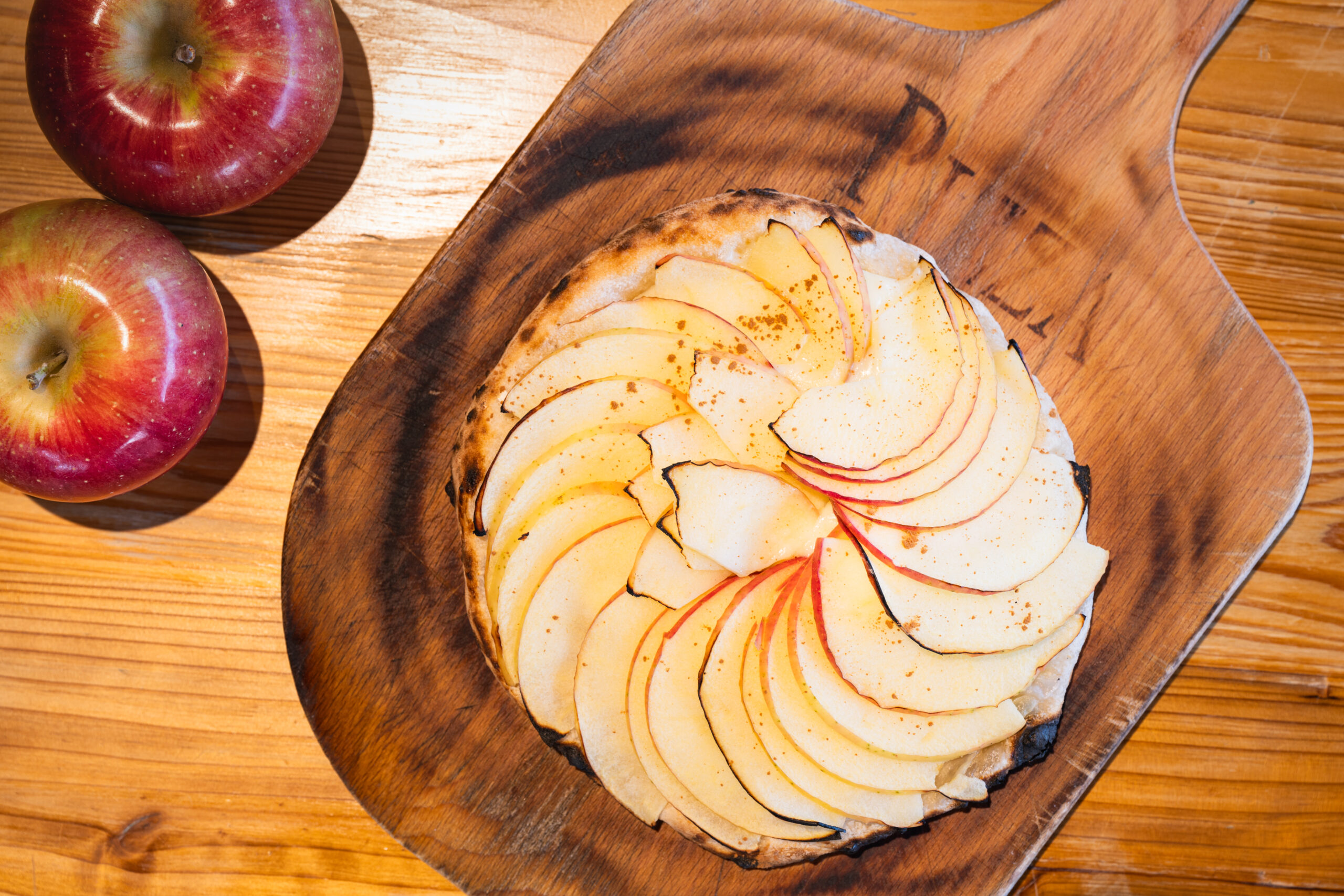 アップルホリデイ2023食レポ】リンゴのクリームボックスピザ by