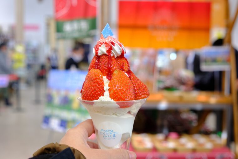 爆盛りいちごの雪まみれ(いちごパフェ)