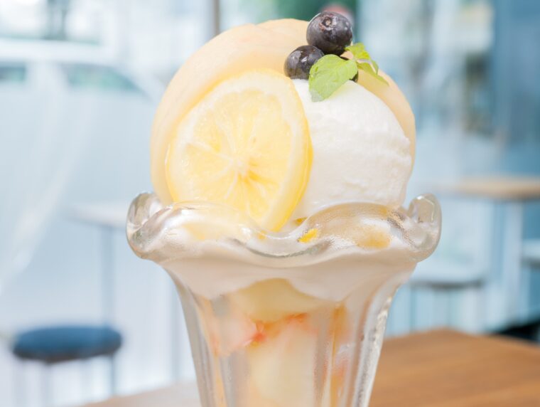 ミナモカフェ 桃パフェ(1200円)
