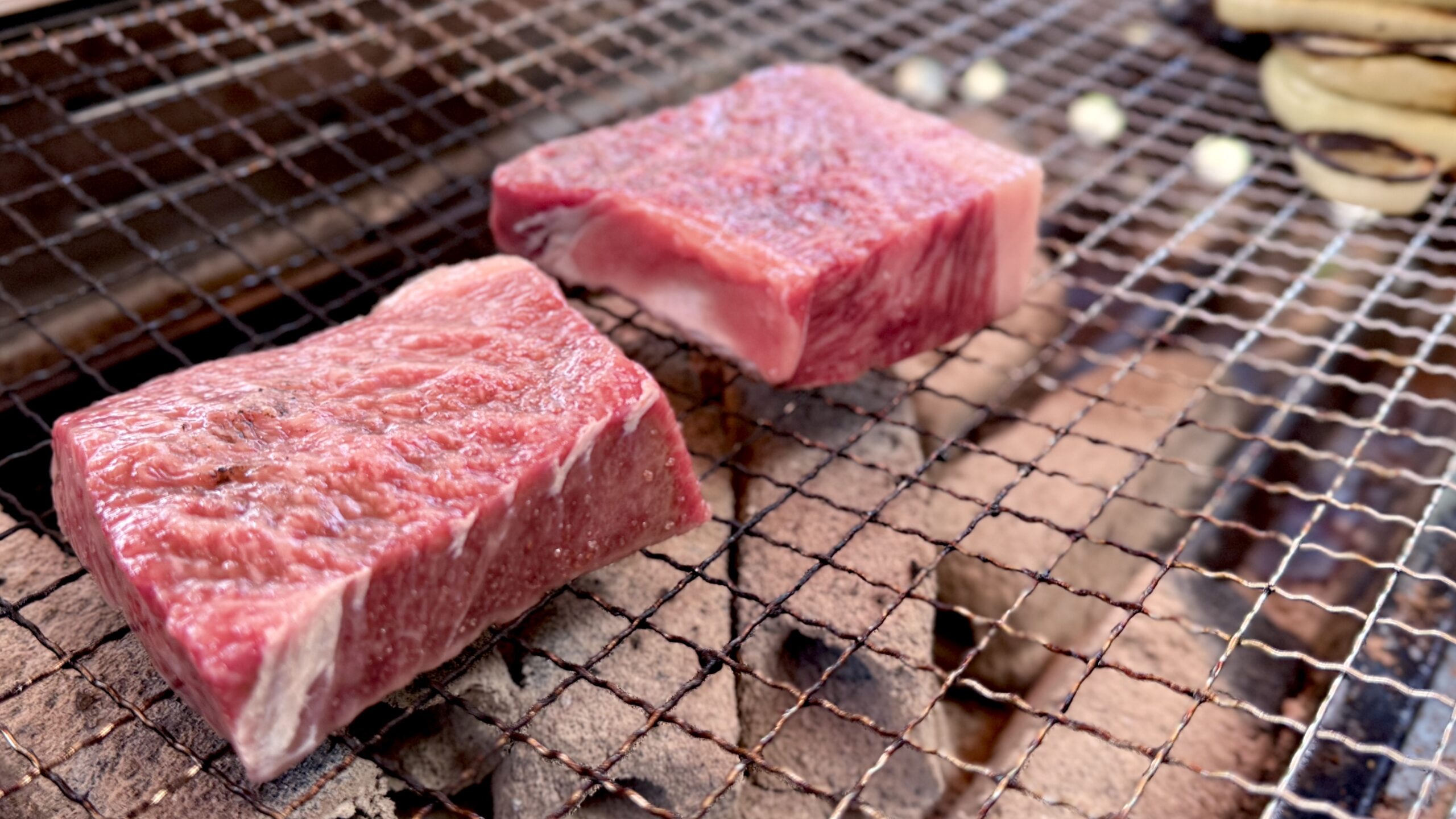炭火でじっくり焼き上げた熟成肉の味は格別!