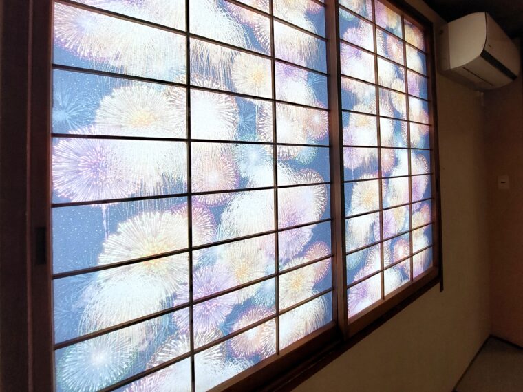 色鮮やかな柄が美しい本館和室の障子