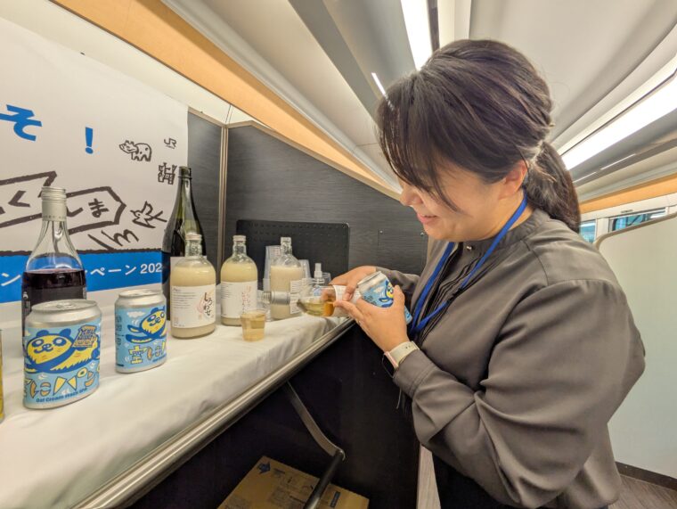 お酒をコップに注いでいる様子