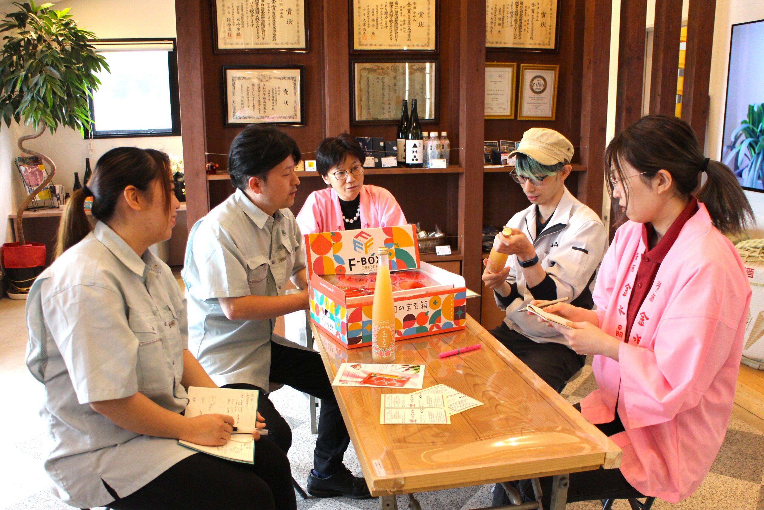 左から中央青果の佐藤来夢さん、佐藤俊之部長、金水晶の斎藤会長、須賀さん、鈴木さん