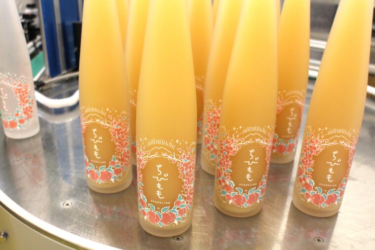 華やかなちびもものボトルデザイン