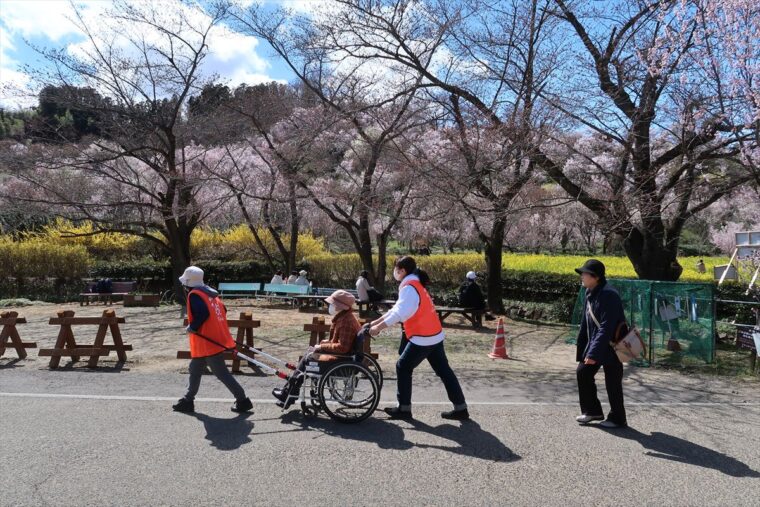 サポート風景（ログハウス前）