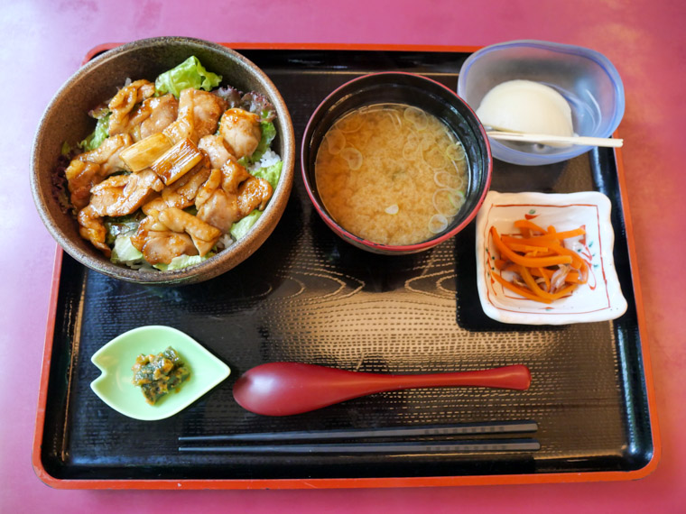 「桃タレを使用した川俣しゃも照り焼き丼」by 摺上亭大鳥