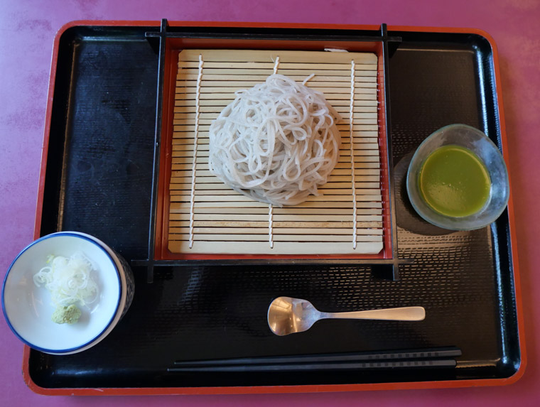 「桃タレを使用した川俣しゃも照り焼き丼」by 摺上亭大鳥