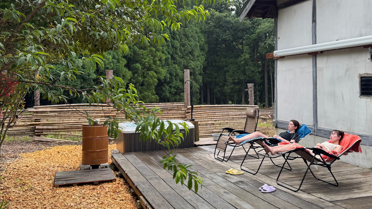 サウナでしっかり温まったあとは、外気浴で“ととのう”時間。奥には本格ジャグジーも完備