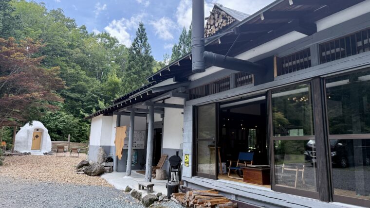 築150年の古民家(右)と、土でつくられたアースバッグサウナ(左奥)。自然と調和した外観が印象的。