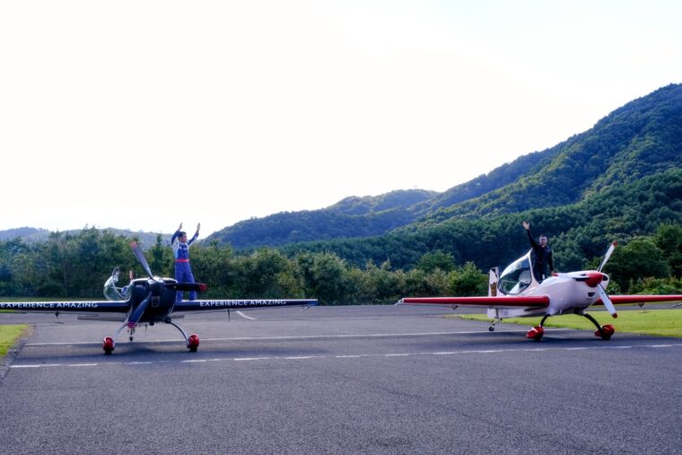 着陸後、機体から手を振る各選手
