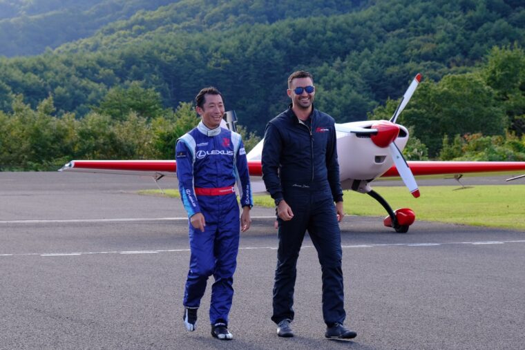 格納庫へ向かう選手ら