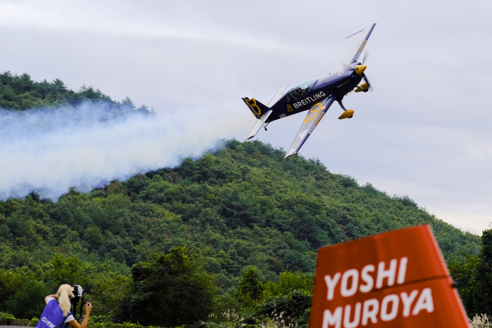 観客の頭をかすめるような超低空飛行