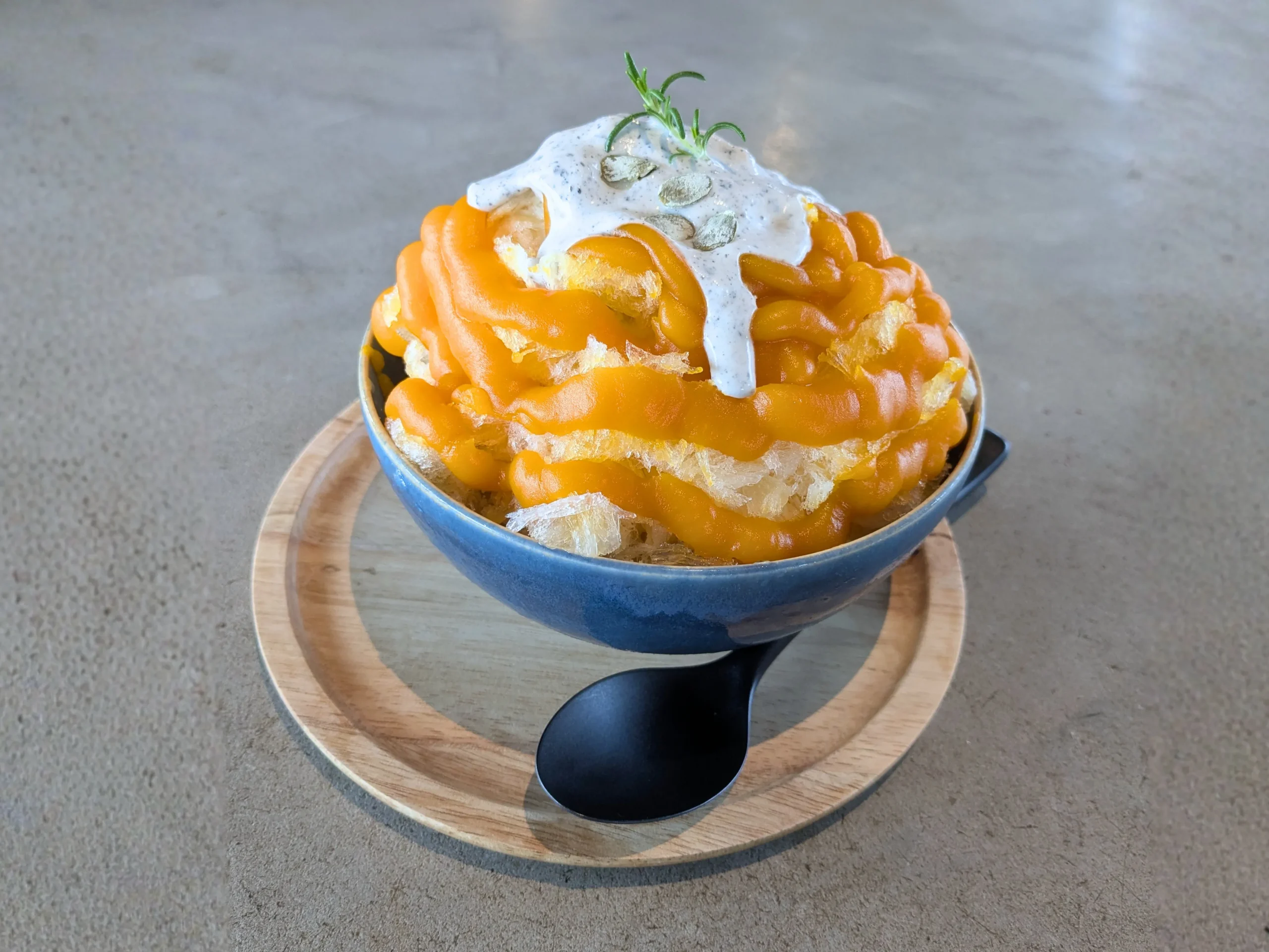 【ピーチホリデイ2025秋】食レポVol.11|「黒胡麻と金山赤かぼちゃのかき氷(福島産りんごのコンポート入り)」by といろ氷店