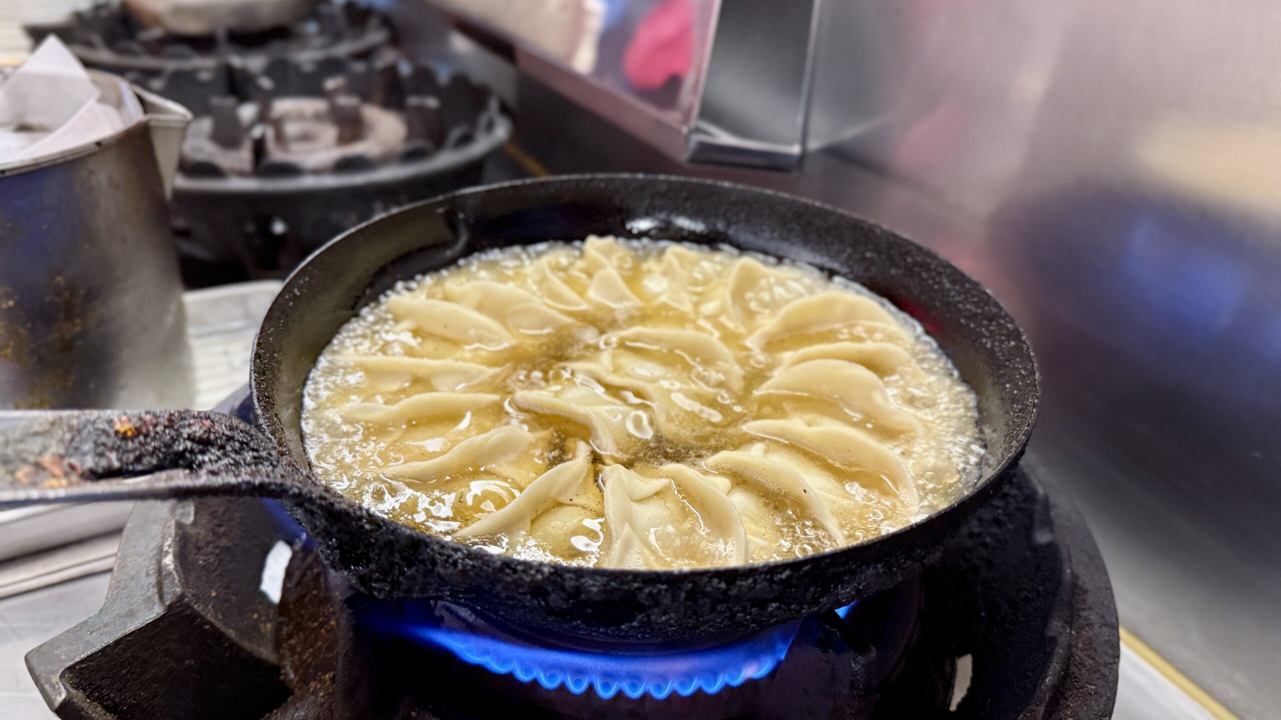 円盤餃子を油で揚げ焼きしている様子