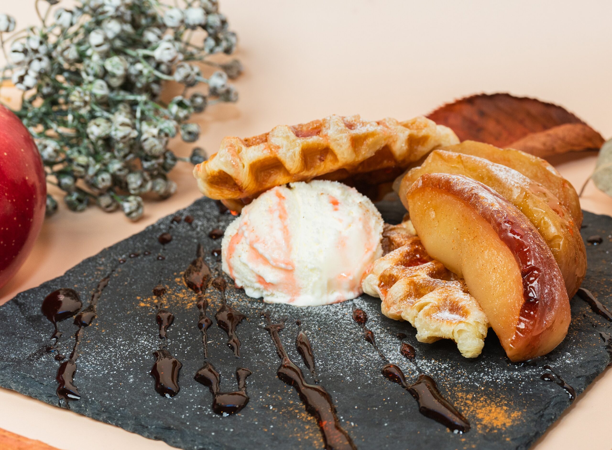 クロッフル〜焼きりんご〜／600円（税込）