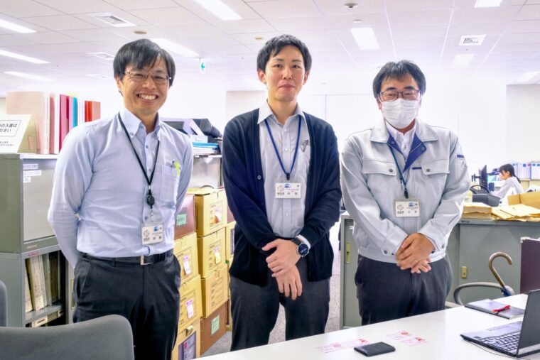 左から、取材に協力いただいた市街地整備課の加藤徹郎副主幹、技査の阿部佑樹さん・小野英樹さん