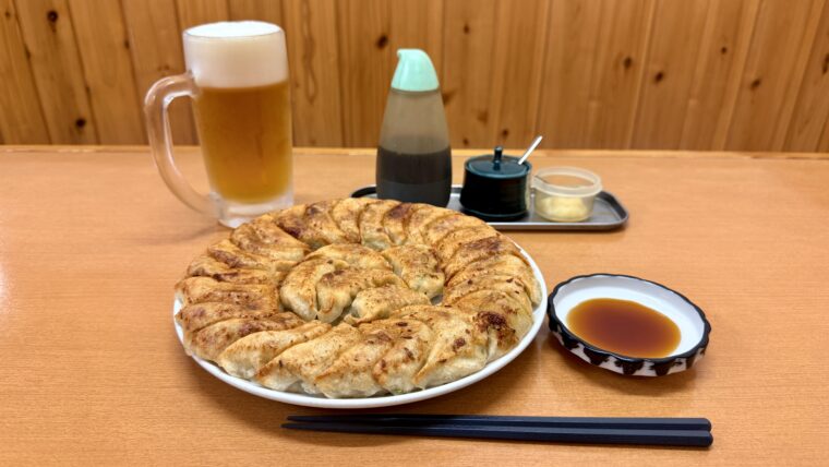 黄金色の円盤餃子に、冷えたビールを合わせて。
