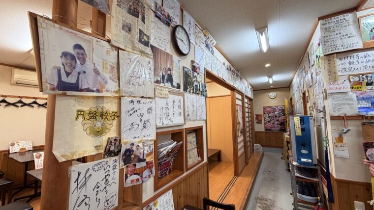 有名人や常連客のサインが並ぶ店内。70年の歴史が、壁一面に刻まれています。