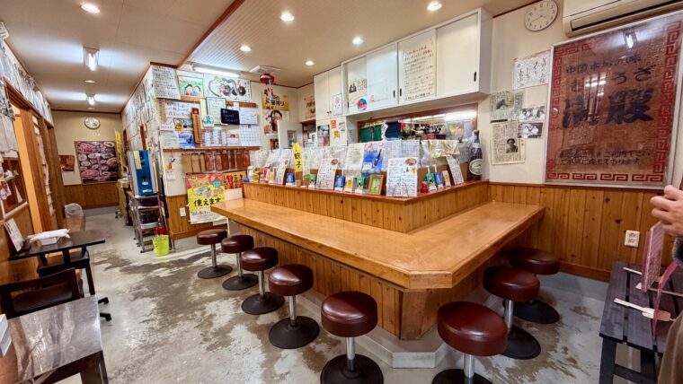 どこか懐かしさを感じる店内。カウンター越しに焼きたての餃子を待つ時間も楽しみのひとつ。