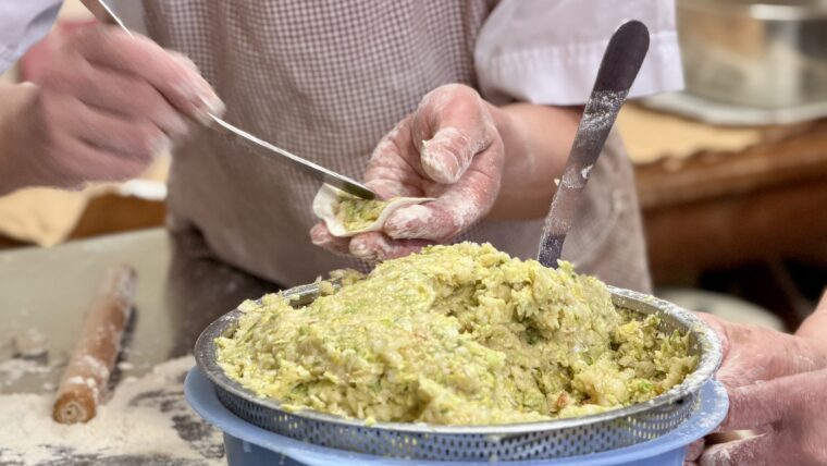 熟練の手つきで一つひとつ丁寧に包まれる餃子。