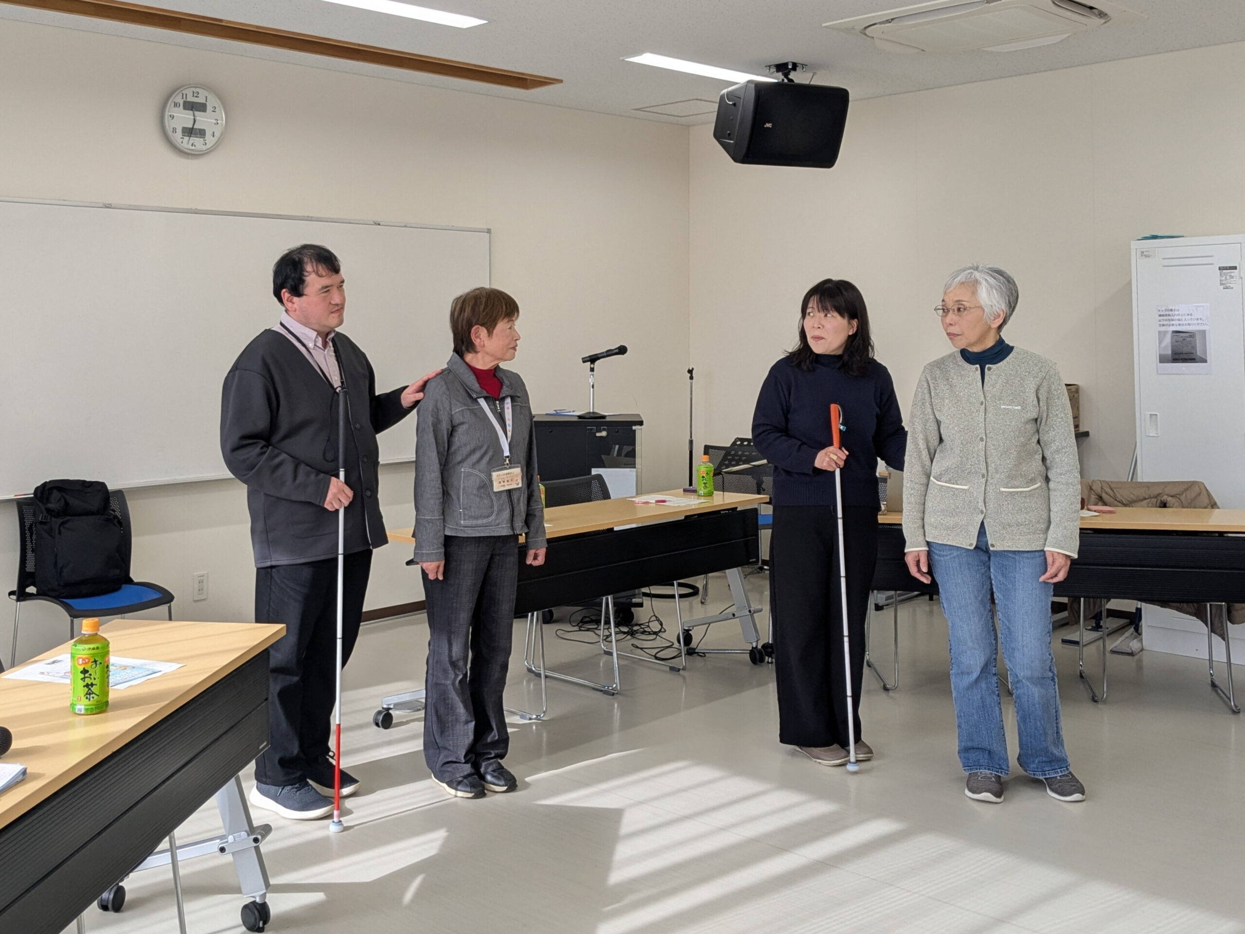 勉強会で手引きの実践を行う様子