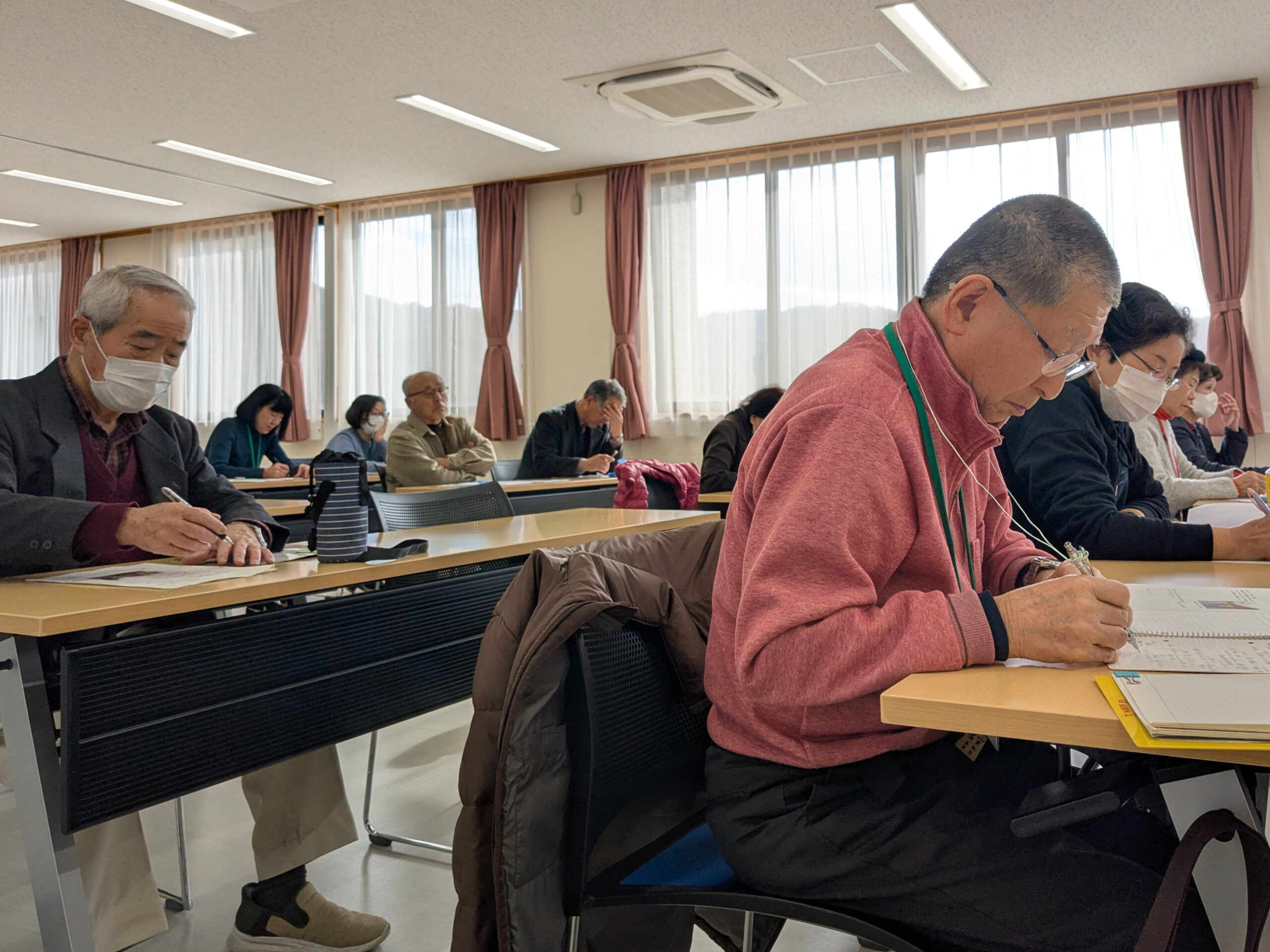 熱心に受講するふくしま花案内人のメンバー