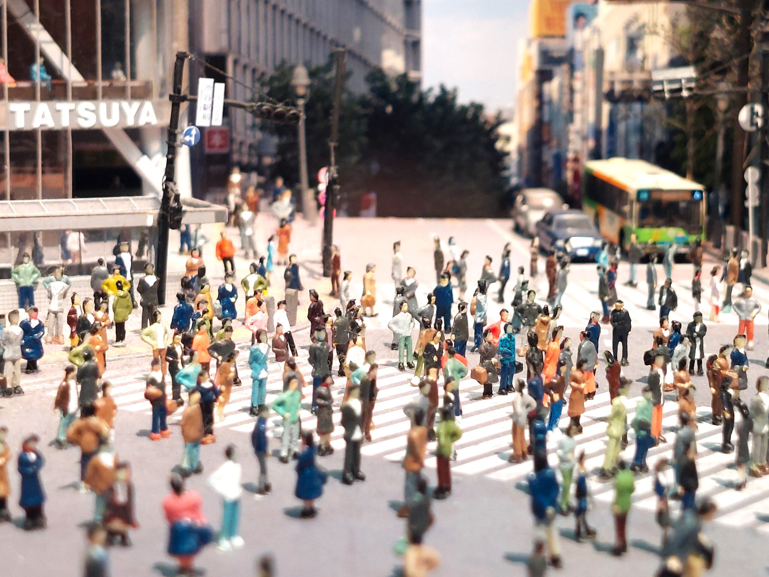 スクランブル交差点のジオラマ（人形）